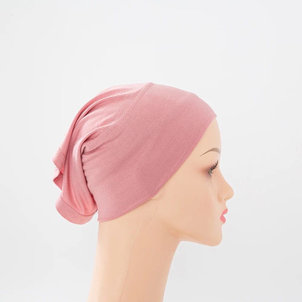 Rosa Bambus-Jersey-Turban-Kappe auf einem Mannequin-Kopf.