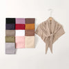 Collection de foulards hijabs en jersey triangle pliés, dans diverses tons sourds et terreux, sur fond blanc.