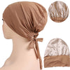 Bonnet hijab satin marron à double couche sur mannequin avec vue séparée du tissu