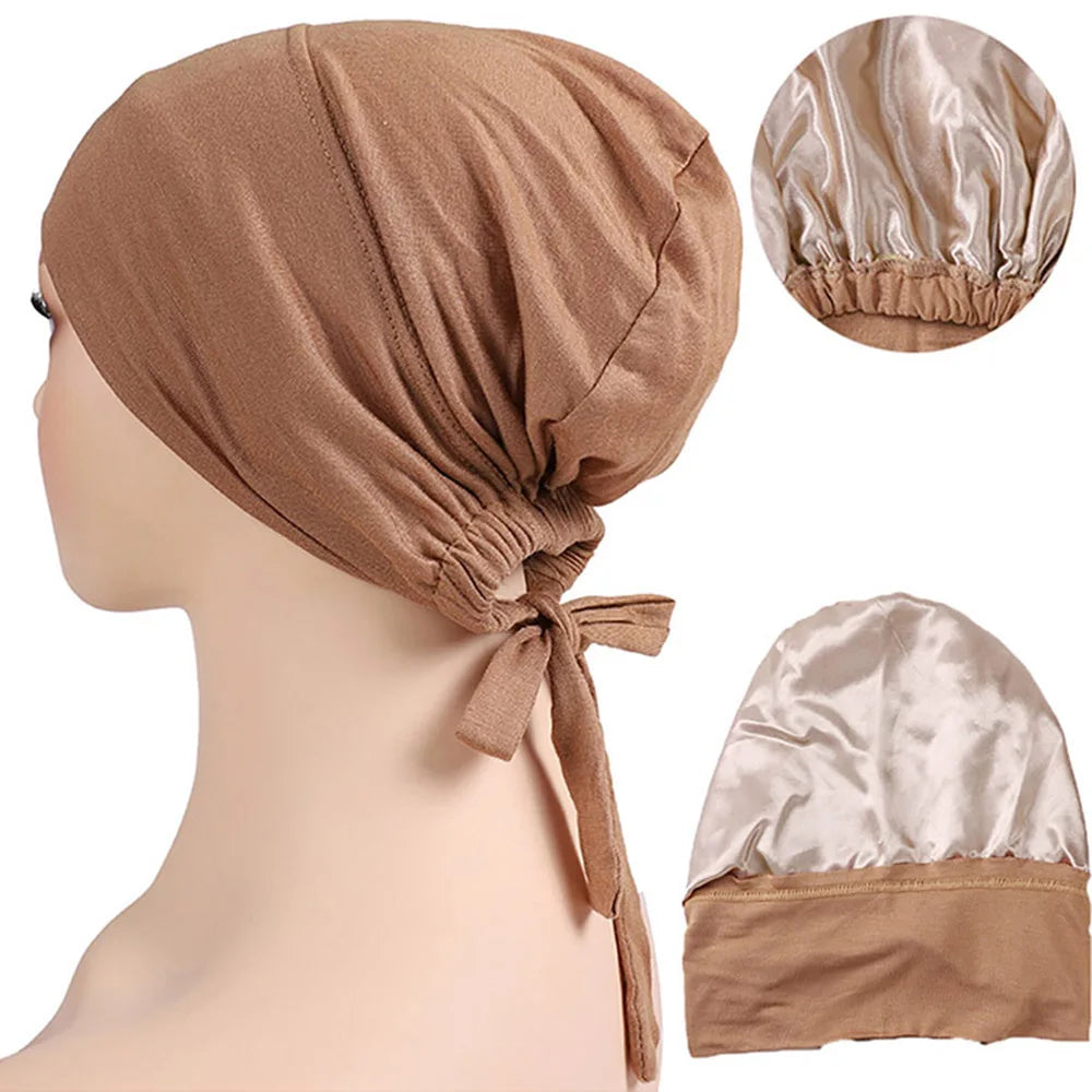 Bonnet hijab satin marron à double couche sur mannequin avec vue séparée du tissu