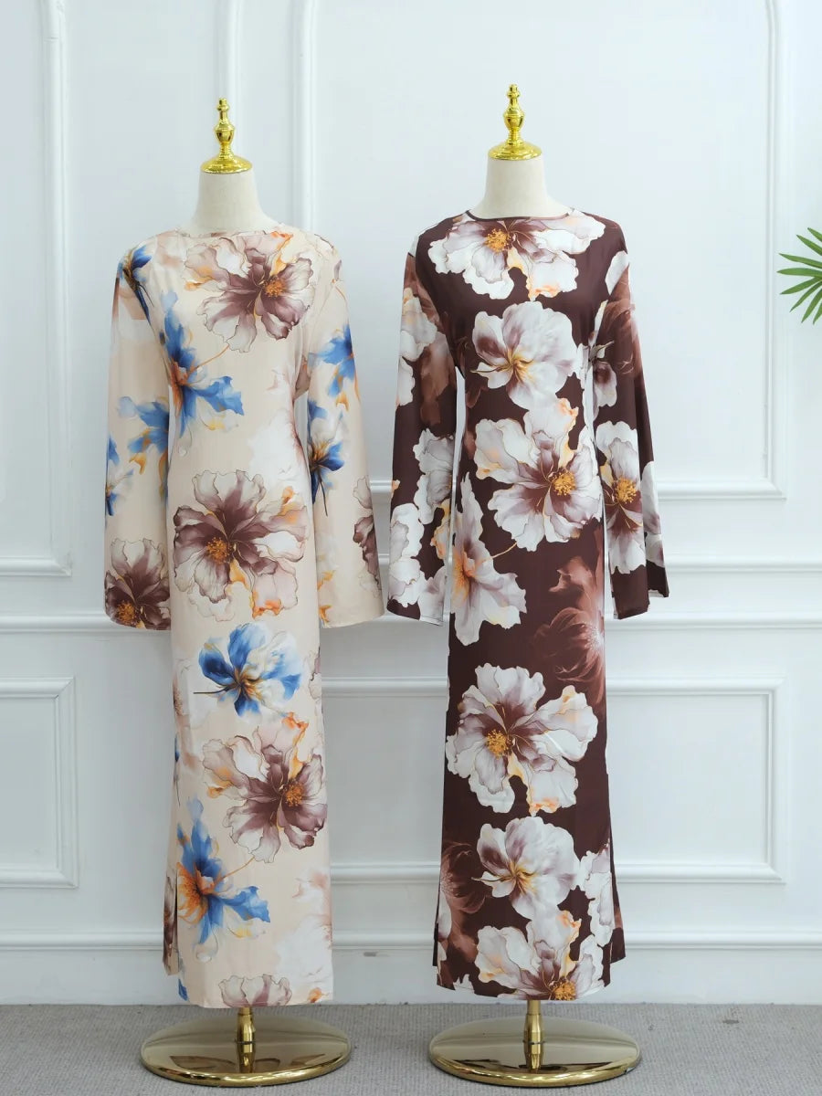 Lange, fließende Abaya für Frauen mit Blumenmuster in Braun-, Creme- und Blautönen.
