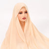 Eine Frau trägt einen hellbeigen Chiffon-Instant-Hijab mit eingebauten Magneten.
