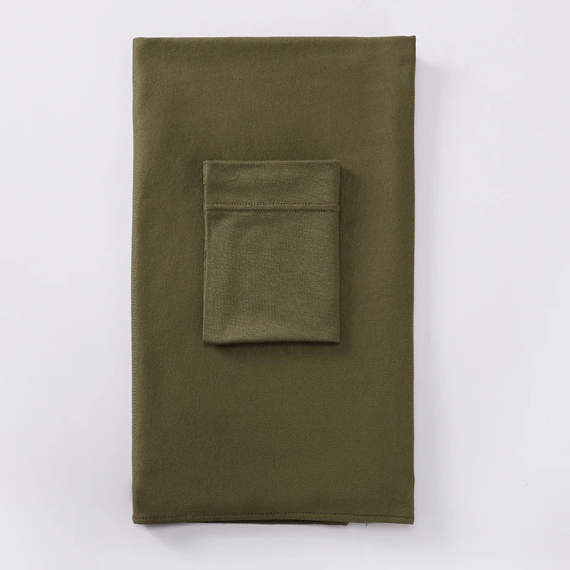 Un conjunto de hijab de camiseta verde oliva sólido con una bolsa a juego.