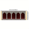 Un tapis de prière rectangulaire en velours marron foncé avec des motifs islamiques argentés complexes.
