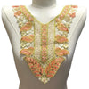 Parche de collar bordado con cuentas hecho a mano, con patrones florales rosas y dorados en una prenda blanca.