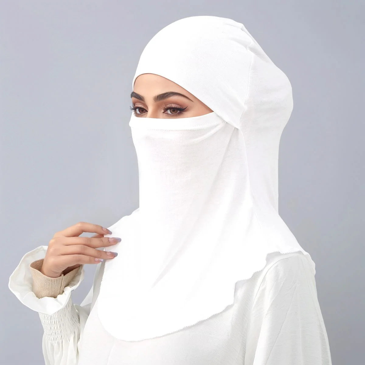 Une femme portant un foulard instant stretch blanc couvrant ses cheveux et son cou.