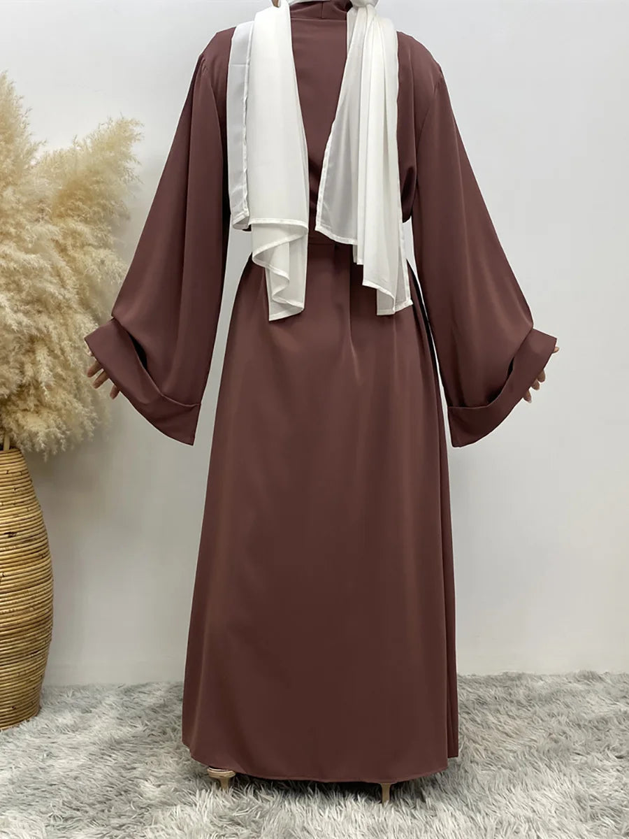 Maroon, fließende Abaya Kaftan für Frauen mit weißem drapierendem Stoff.