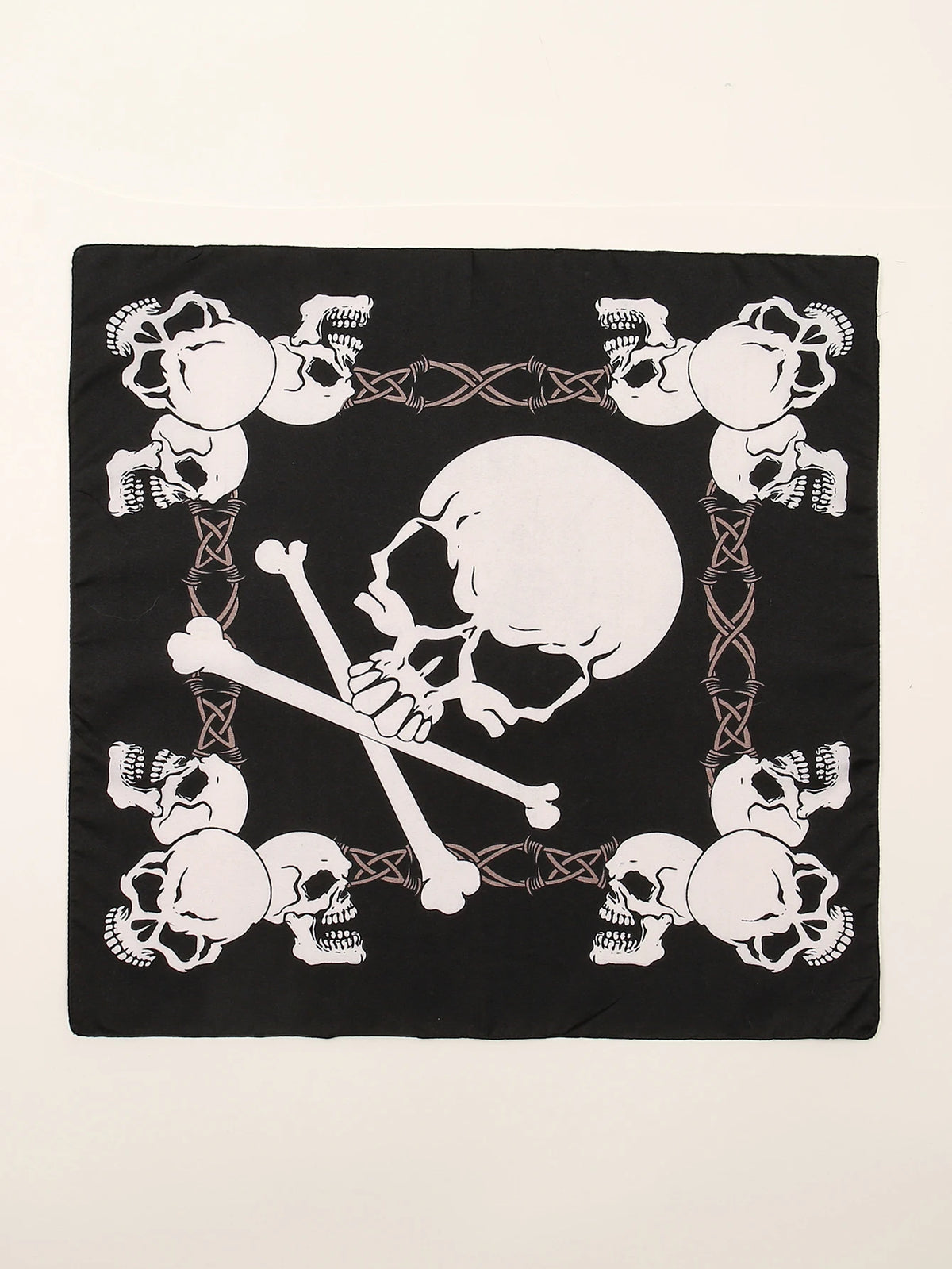 Carré de tissu noir avec un motif répétitif de crânes blancs reliés par une ficelle marron.