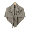 Écharpe hijab en jersey vert olive en forme de triangle, suspendue sur un cintre.