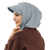Une femme portant un bonnet hijab de couleur gris clair couvrant et un haut marron.