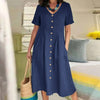 Marineblaues Baumwoll- und Hanf-V-Ausschnittkleid mit kurzen Ärmeln, aufgehängt.