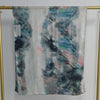 Vertikaler Aquarell-Schal mit abstrakten Pinselstrichen in Blau, Grau und Pink auf hellem Hintergrund.