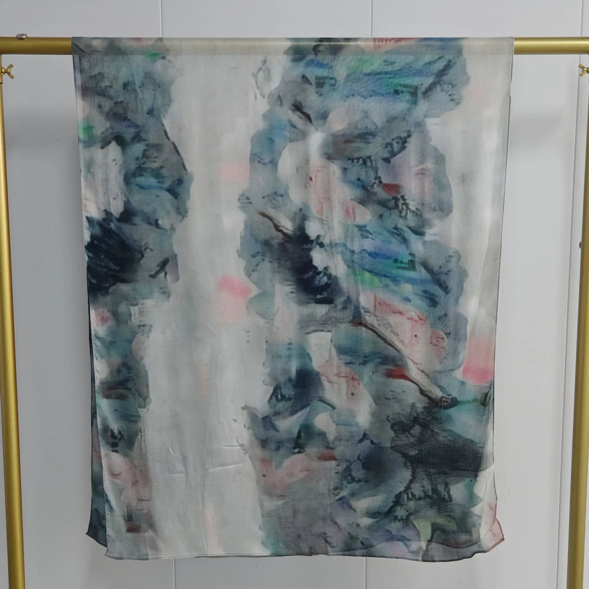 Vertikaler Aquarell-Schal mit abstrakten Pinselstrichen in Blau, Grau und Pink auf hellem Hintergrund.
