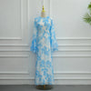 Hellblaue floral gemusterte Abaya oder Kaftan-Kleid auf einem Mannequin vor einer weißen Wand.