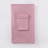 Un conjunto de dos piezas a juego de hijab de jersey color rosa empolvado suave, mostrado plano.