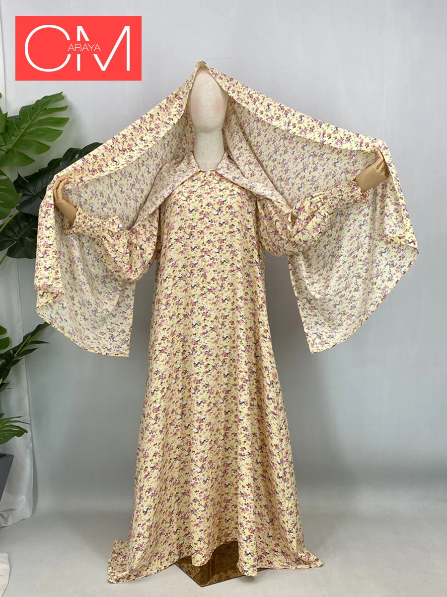 Una caftán abaya floral beige exhibida en un maniquí.