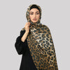Eine Frau trägt einen braun-schwarz gemusterten Leoparden-Hijab aus Baumwoll-Leinen.