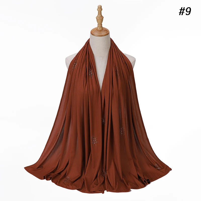 Terrakotta-brauner gekräuselter Strick-Hijabschal, drapiert auf einem Mannequin.