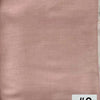 Un foulard modal rose pâle et doux est montré sur un fond uni.