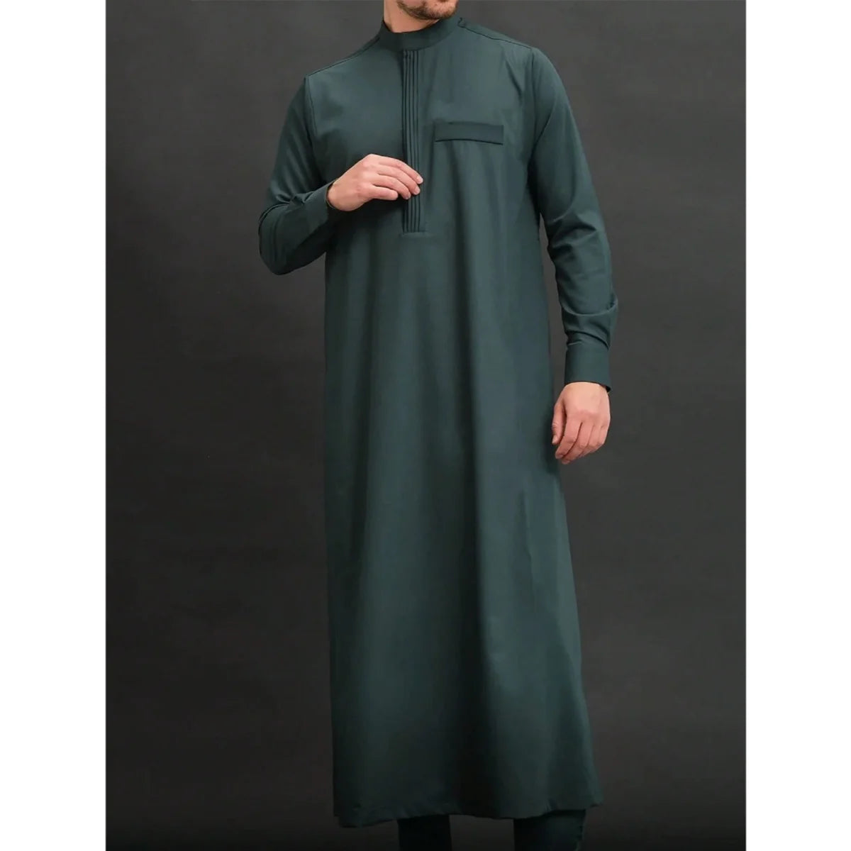 Un homme portant une robe musulmane vert sarcelle foncé avec des coutures verticales et une poche poitrine.