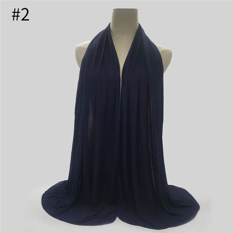 Marineblauer Baumwoll-Jersey-Hijabschal über einem Mannequin drapiert