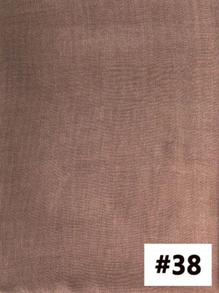Gros plan sur un tissu de foulard modal marron uni.
