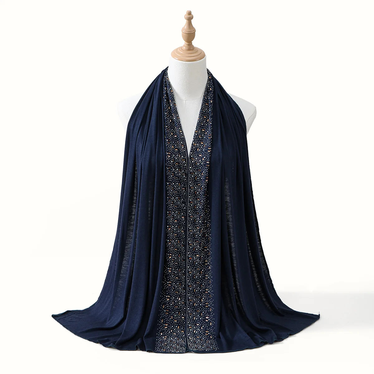 Dunkelblaue Chiffon-Hijab-Schal mit glitzernden Gold-Strasssteinen auf einem weißen Mannequin.