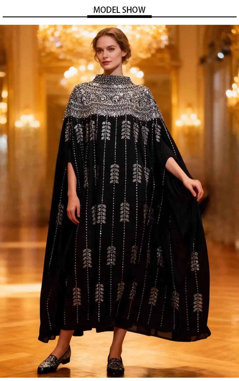 Model trägt ein schwarzes, mit schweren Pailletten besticktes Batwing-Kleid auf der Laufsteg.