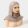 Bonnet hijab instant beige à double couche exposé sur un mannequin de tête.