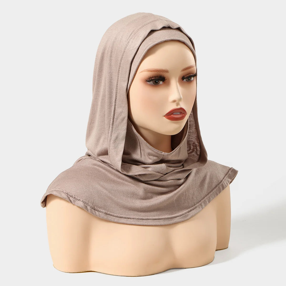 Bonnet hijab instant beige à double couche exposé sur un mannequin de tête.