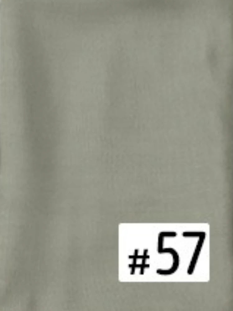 Gros plan d'un tissu gris clair avec le numéro 57 imprimé sur une étiquette blanche.