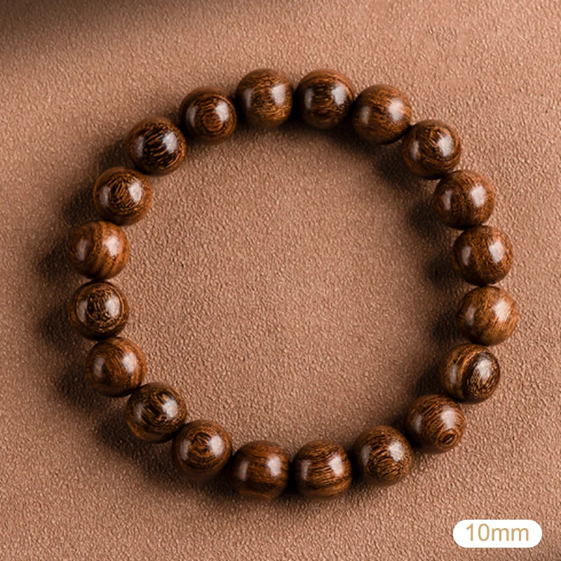 Brauner Holzperlenarmband mit kleinen, runden geschnitzten Perlen auf neutralem Hintergrund.