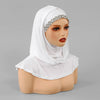 Bonnet hijab instant blanc à double couche porté par un mannequin, avec des embellissements argentés autour du front.