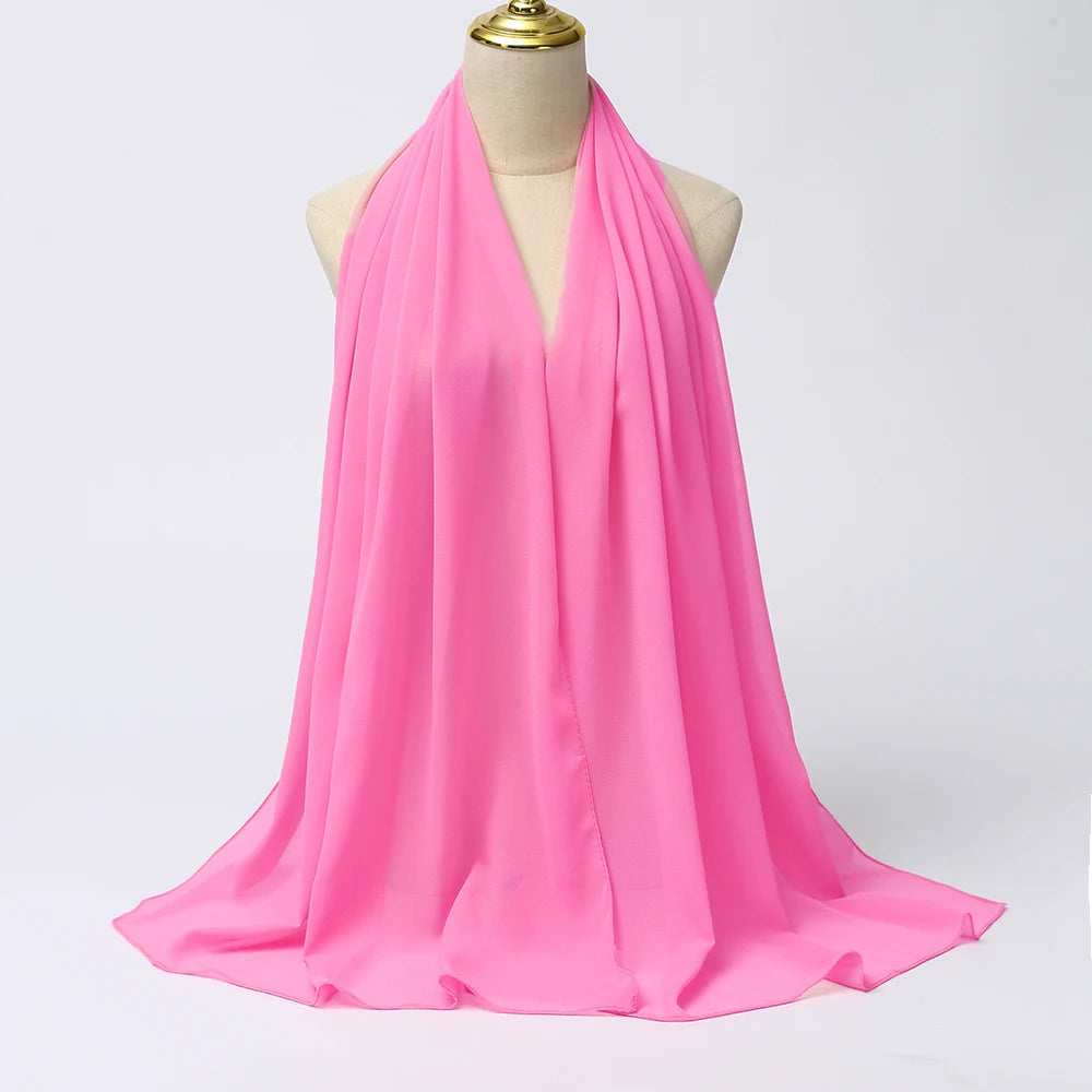 Helles pinkes Chiffon-Hijab-Tuch über dem Hals und den Schultern einer Mannequin drapiert.