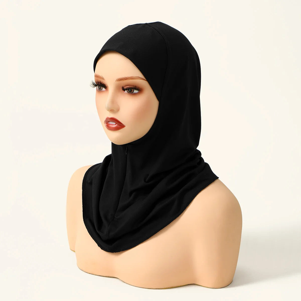 Schwarzer Sofortfalldat-Hijab auf einem Mannequin-Kopf.
