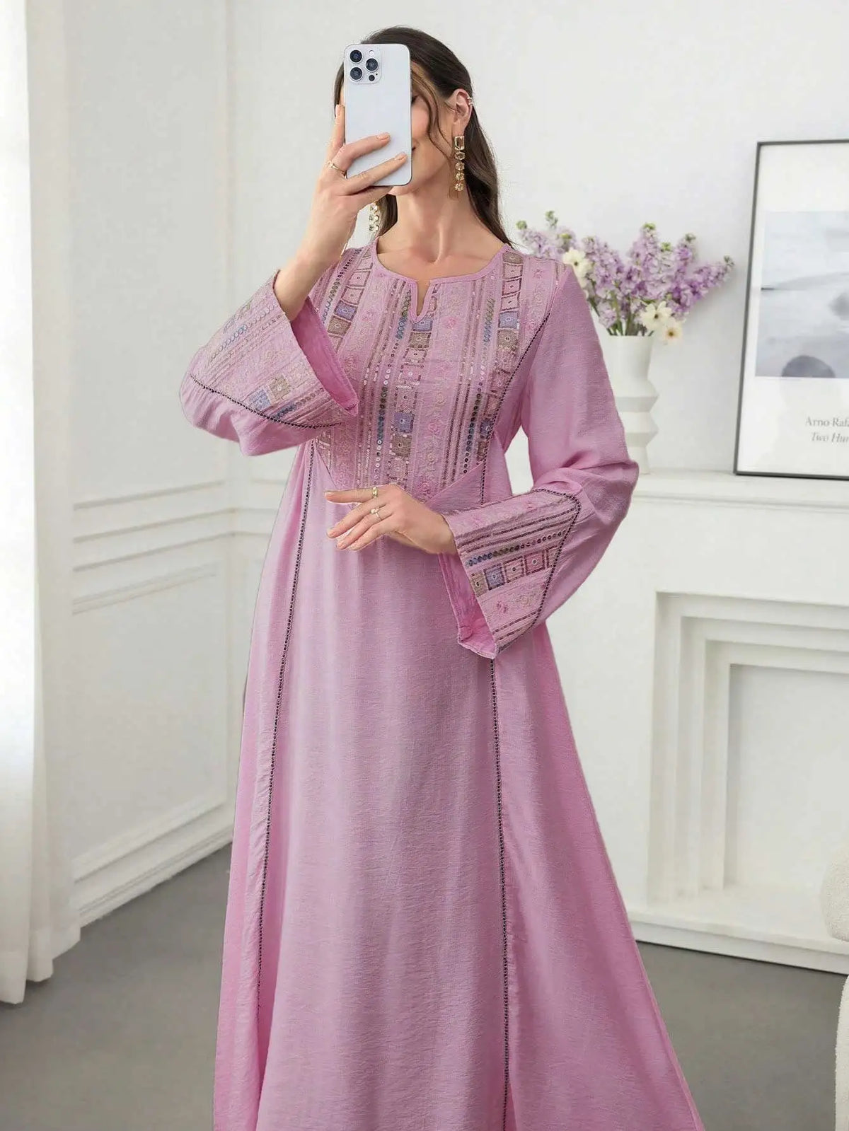 Eine Frau trägt eine hellgrüne Pailletten-bestickte Abaya für halbformelle Veranstaltungen.