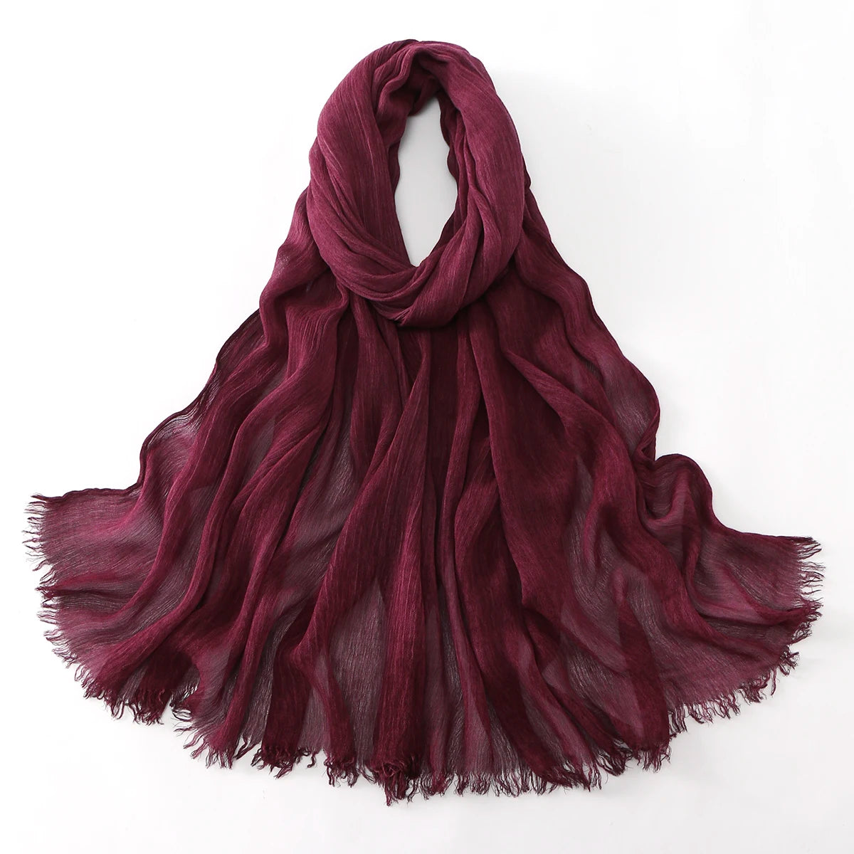 Écharpe hijab en rayon à plis couleur bordeaux profond, drapée élégamment.