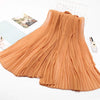 Fließender orangefarbener Crinkle-Chiffon-Hijab-Schal auf weißem Hintergrund.