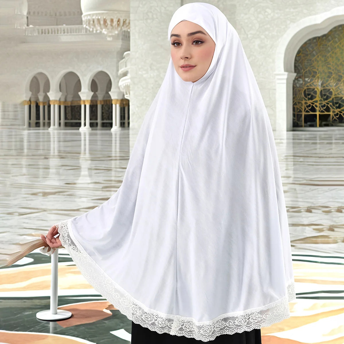 Eine Frau trägt einen weißen Instant-Hijab mit voller Bedeckung und Spitzenrand in fließender Form.