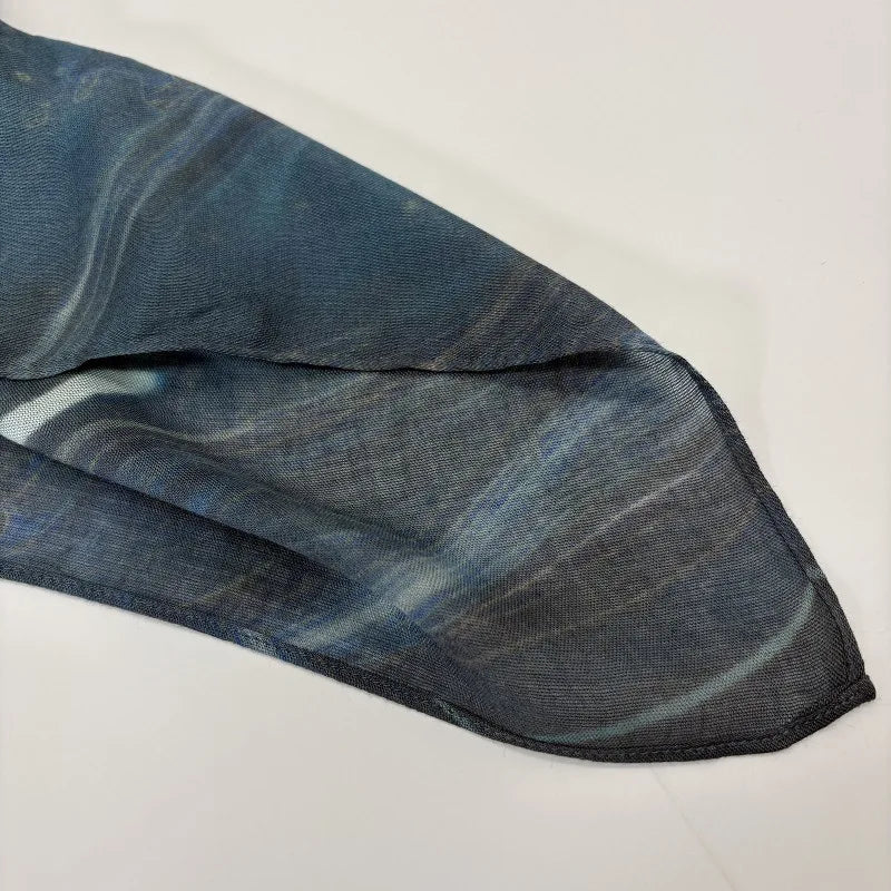 Dunkelblaue und graue marmorierte doppelseitige Print-Schal, diagonal drapiert.