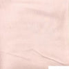 Gros plan sur un foulard modal de couleur rose clair et multicolore.