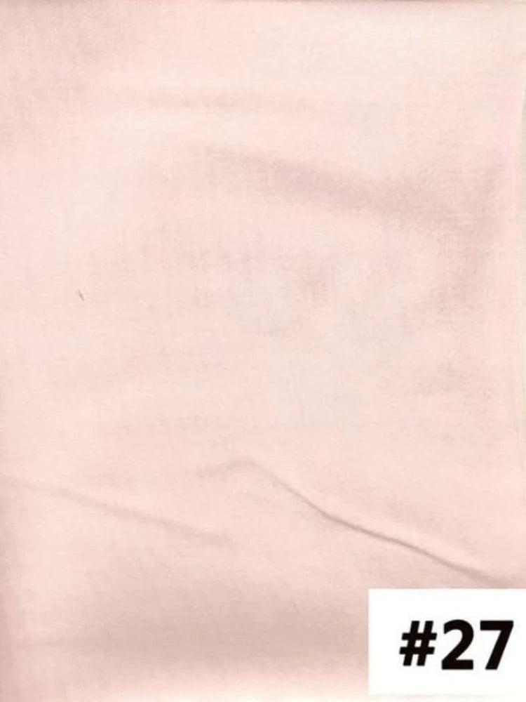 Gros plan sur un foulard modal de couleur rose clair et multicolore.