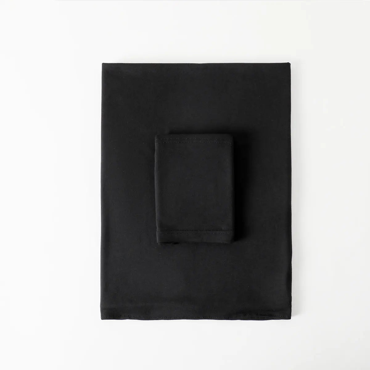 Schwarzer Chiffon-Schal oder Tuch, ordentlich gefaltet auf weißem Hintergrund.