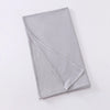 Foulard instant en jersey gris clair et extensible, plié et exposé sur fond blanc.