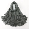 Foulard hijab en rayon gris foncé à fronces, drapé élégamment.