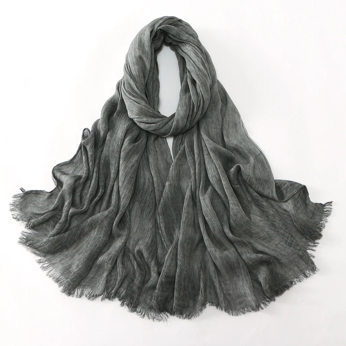 Foulard hijab en rayon gris foncé à fronces, drapé élégamment.