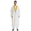 Mann in weißer Jubba-Thobe Kaftan mit Goldverzierung für Gebet und Bescheidenes Tragen.