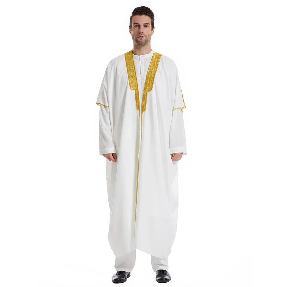 Mann in weißer Jubba-Thobe Kaftan mit Goldverzierung für Gebet und Bescheidenes Tragen.