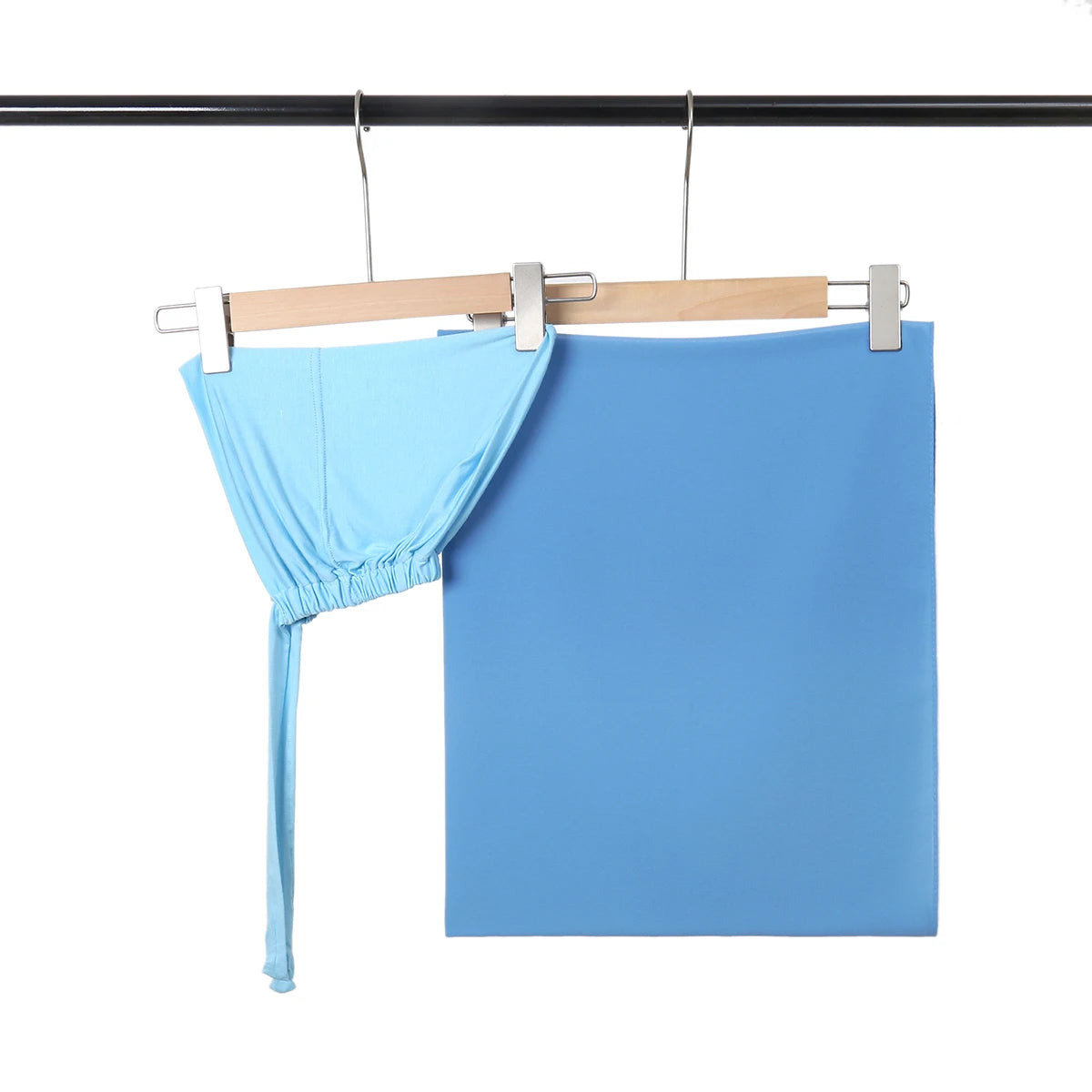 Helles blaues Chiffon-Hijab und Untercap-Set an einem schwarzen Stäbchen aufgehängt.