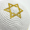Kippah blanche tricotée à la main avec une étoile de David dorée brodée sur le devant.